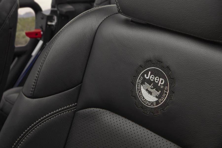 Детали интерьера Jeep Wrangler Unlimited JPP 20 by Mopar (JL) 2020 года  (фото 7 из 16)